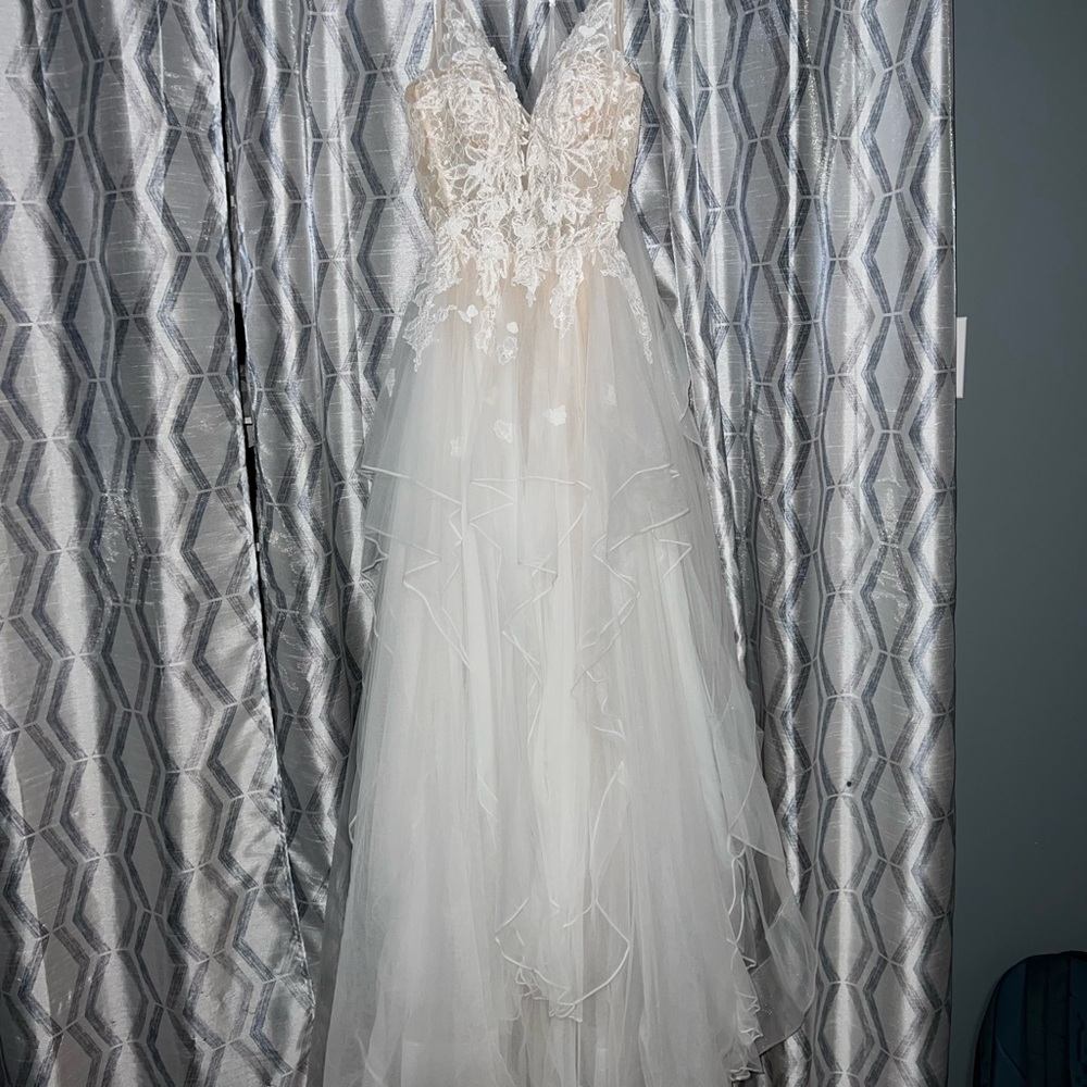 Elegant White Lace Wedding Dress Gown